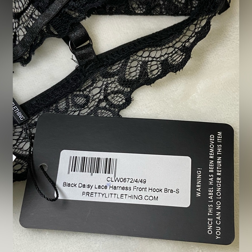 PrettyLittleThing Black Daisy Lace Harness Front Hook Bra - Picture 3 of 5